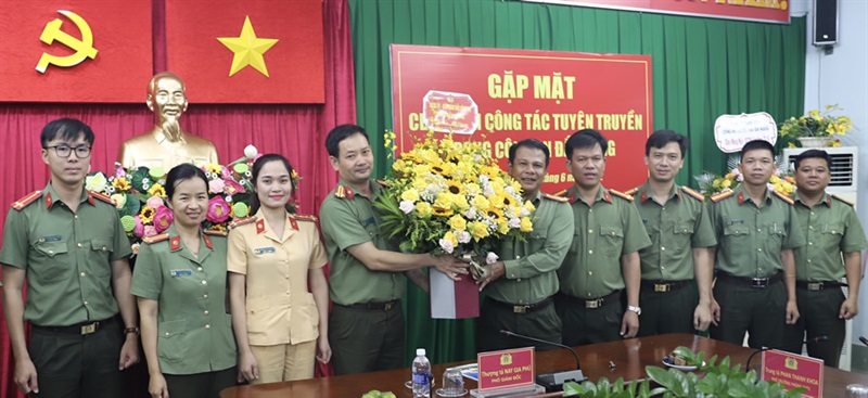 Cán bộ làm công tác tuyên truyền của Công an tỉnh Đắk Nông vinh dự nhận giải báo chí tỉnh Đắk Nông lần thứ VI, năm 2021