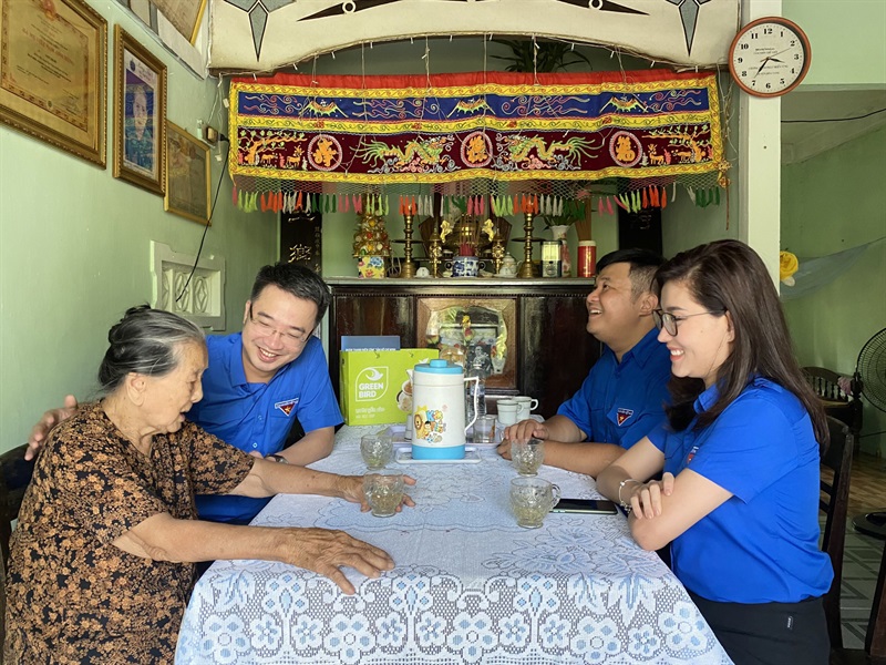 Đồng chí Nguyễn Tường Lâm - Bí thư BCH Trung ương Đoàn cùng đoàn công tác thăm và tặng quà mẹ VNAH Ngô Thị Bé.