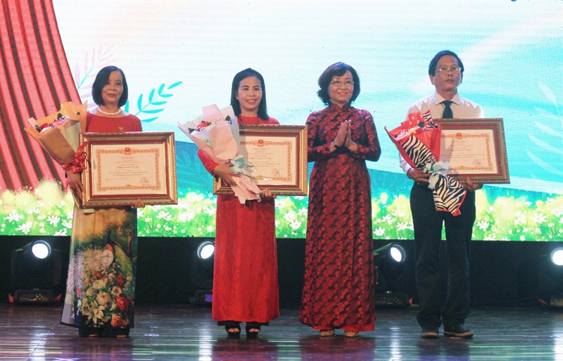 Bà Ngô Thị Kim Yến trao Cờ Thi đua của Chính phủ, bằng khen của Thủ tướng Chính phủ cho các tập thể, cá nhân có thành tích xuất sắc cho sự nghiệp giáo dục.