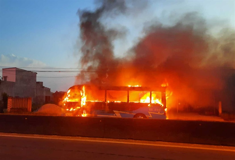 Chiếc xe khách bốc cháy ngùn ngụt trên QL1A.