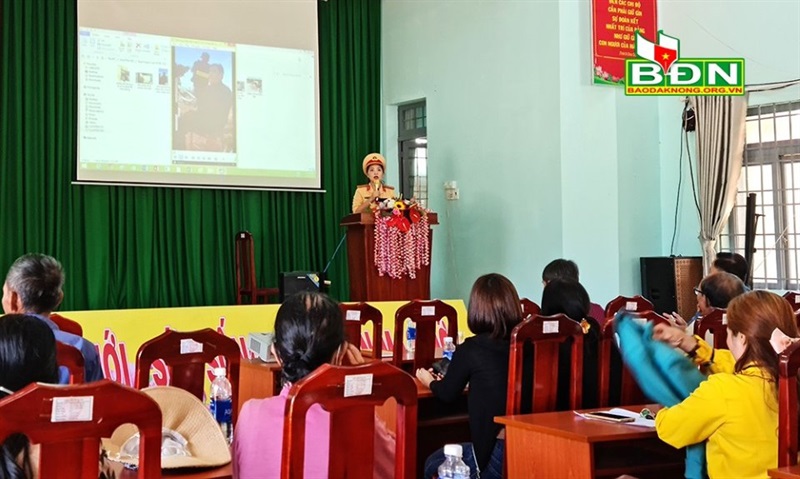 Cán bộ Phòng CSGT Công an tỉnh tuyên truyền pháp luật về ATGT cho người dân xã Hưng Bình (H. Ðắk R'lấp).