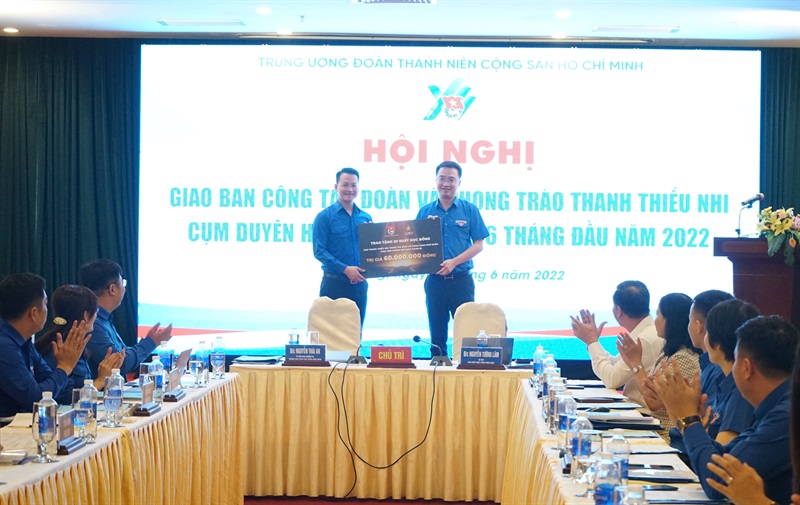 Ông Nguyễn Tường Lâm - Bí thư BCH Trung ương Đoàn tặng bảng tượng trưng 20 suất học bổng cho học sinh có hoàn cảnh khó khăn tại Đà Nẵng.