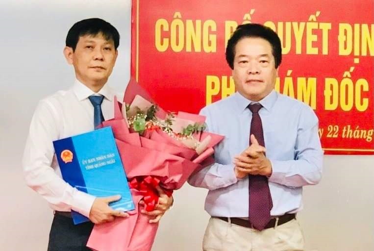 Phó Chủ tịch UBND tỉnh Quảng Ngãi Võ Phiên trao quyết định bổ nhiệm cho tân Phó giám đốc Sở Y tế Nguyễn Hoàng Hải.