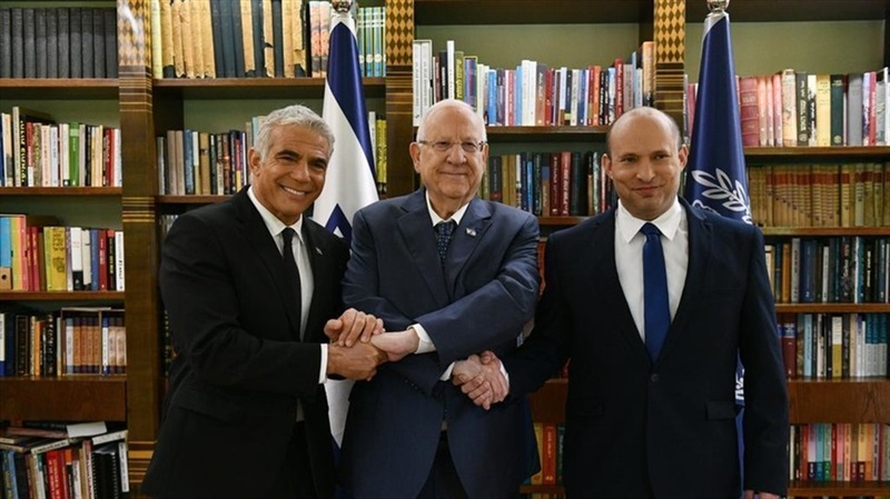 Thủ tướng Israel Naftali Bennett (phải), Ngoại trưởng Yair Lapid (trái) và Tổng thống Reuven Rivlin. Ảnh: AFP
