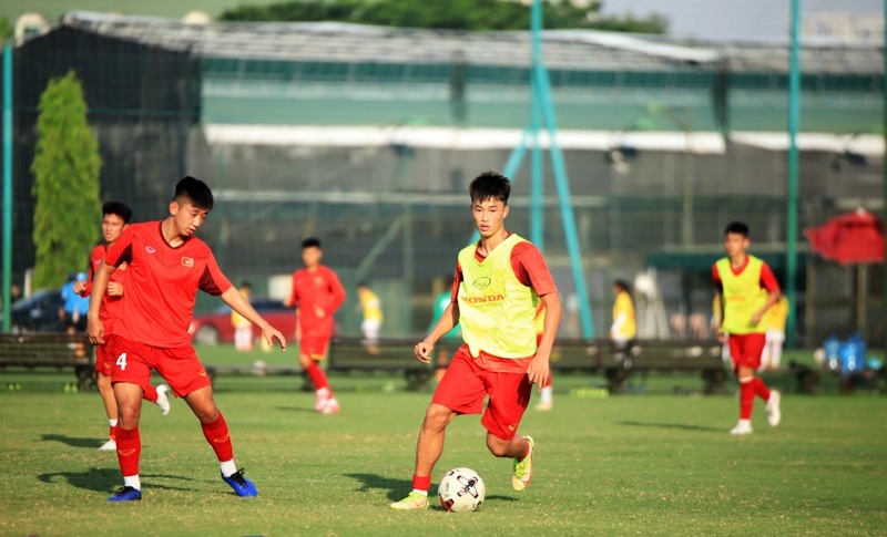 Văn Trường (áo vàng) tập luyện với tuyển U19 Việt Nam.