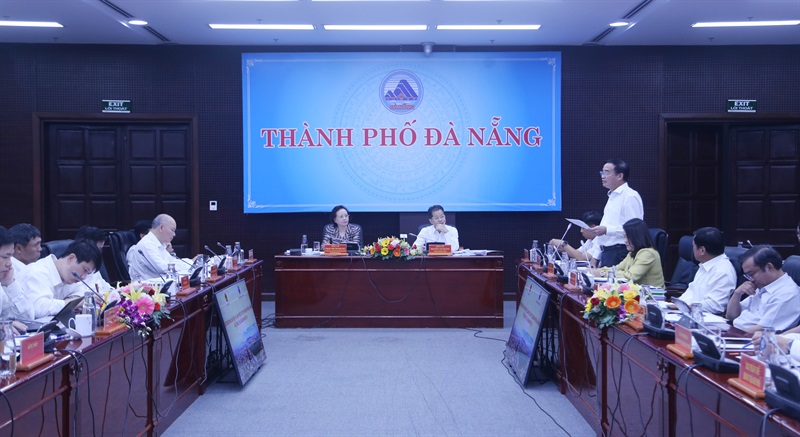 Người dân, doanh nghiệp giao dịch các thủ tục tại tổ Một cửa, Trung tâm hành chính thành phố Đà Nẵng.