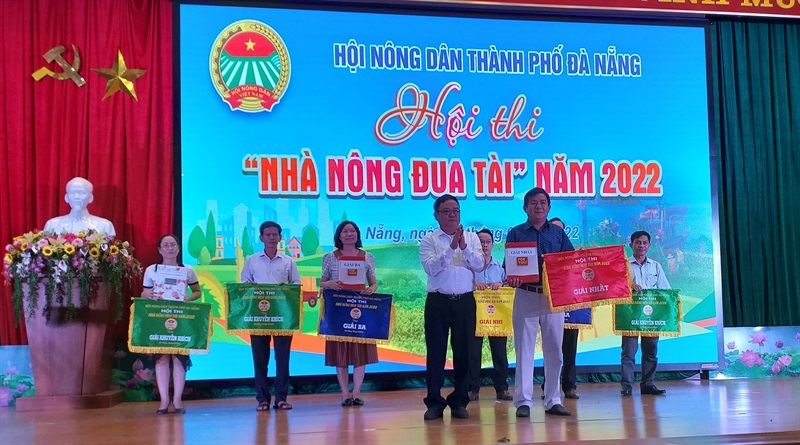 Ông Nguyễn Hữu Thiết - Chủ tịch HND TP Đà Nẵng trao Giải Nhất toàn đoàn cho HND Q.Sơn Trà.