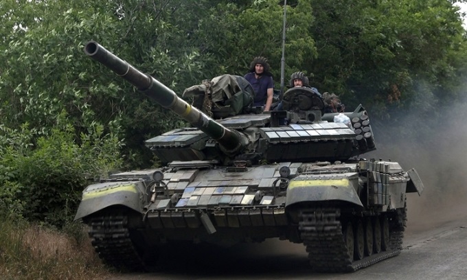 Binh sĩ Ukraine điều khiển xe tăng trên đường phố tỉnh Luhansk hôm 23-6. Ảnh: AFP