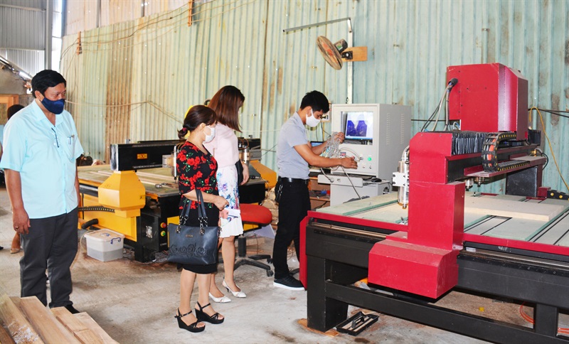 Đầu tư máy khắc gỗ mỹ nghệ tự động để tiết giảm chi phí nhân công ở Xí nghiệp Mộc Hùng Nga.