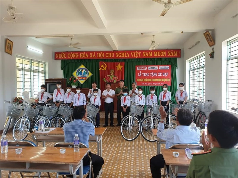 Trao tặng xe đạp cho 20 HS có hoàn cảnh khó khăn của Trường Tiểu học và THCS Phổ Châu.