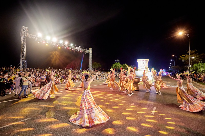 Carnival đường phố chủ đề "Take me to the Sun" mở màn cho các hoạt động lễ hội, du lịch mùa hè của Đà Nẵng.