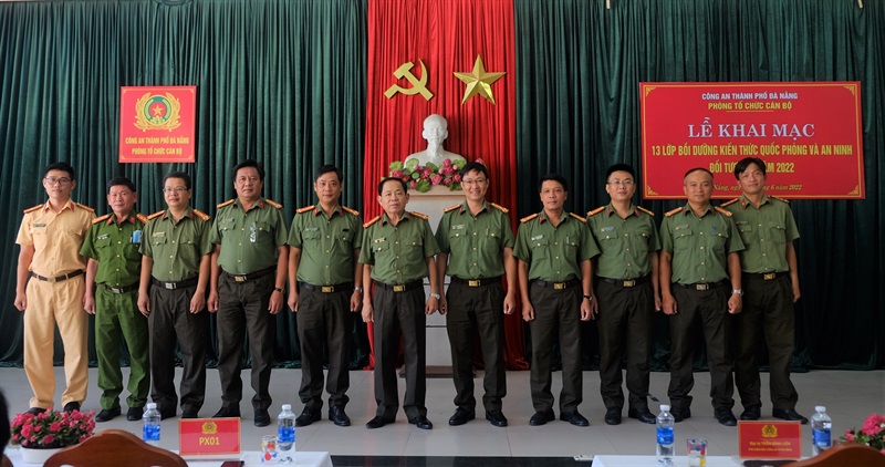 Đại tá Trần Đình Liên chụp ảnh lưu niệm tại lễ khai mạc