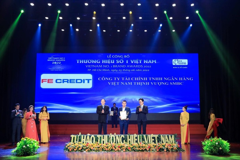 Đại diện FE CREDIT nhận giải thưởng “Thương hiệu số 1 Việt Nam 2022”.