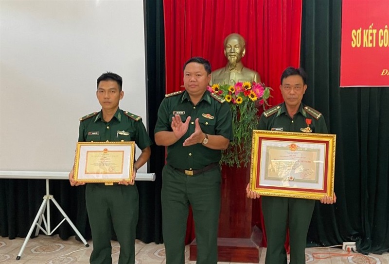 Lãnh đạo Bộ chỉ huy BĐBP TP Đà Nẵng trao Giấy khen cho tập thể Đồn Biên phòng Hải Vân và trao Huy chương Chiến sĩ vẻ vang cho các cá nhân.