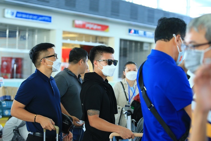Quang Hải xuất hiện tại sân bay Nội Bài sáng 27-6.