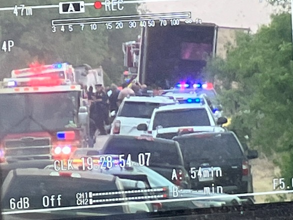 Nhân viên cứu hộ tại hiện trường phát hiện 40 thi thể trong xe đầu kéo tại thành phố San Antonio, tiểu bang Texas, Mỹ, ngày 27-6 - Ảnh: AP
