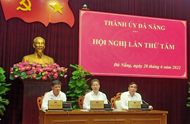 Bí thư Thành ủy trao tặng Huân chương Độc lập hạng Nhì của Chủ tịch nước cho ông Trương Quang Nghĩa