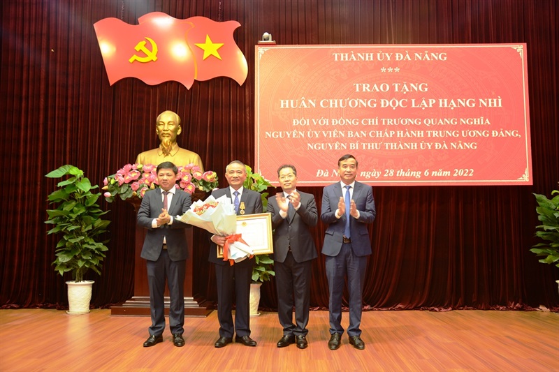 Lãnh đạo thành phố tặng hoa chúc mừng ông Trương Quang Nghĩa.