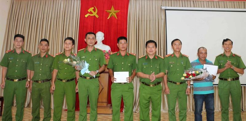 Lãnh đạo CAH Hòa Vang khen thưởng lực lượng CAX, công dân Hòa Nhơn trong công tác đảm bảo ANTT địa phương.