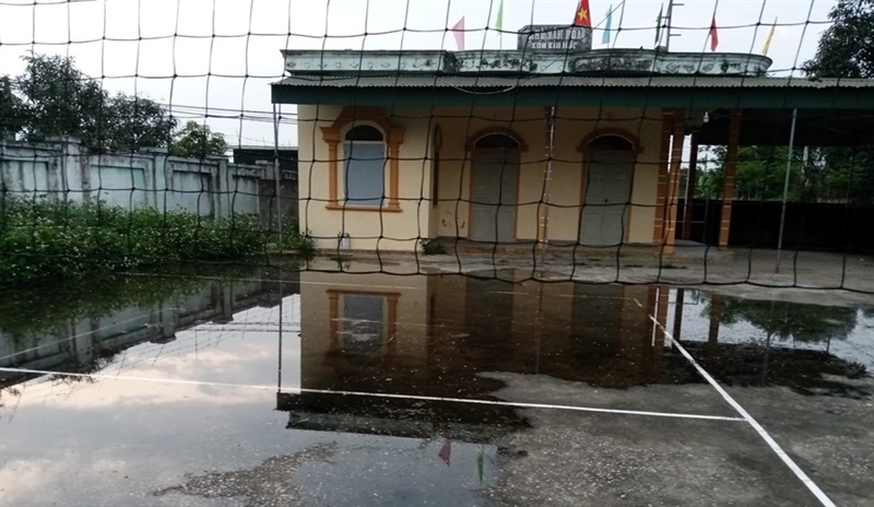 Nước thải ô nhiễm của Trường THPT Dân tộc nội trú số 2 Nghệ An chảy sang sân nhà văn hóa xóm Kim Hợp, xã Nghi Ân.