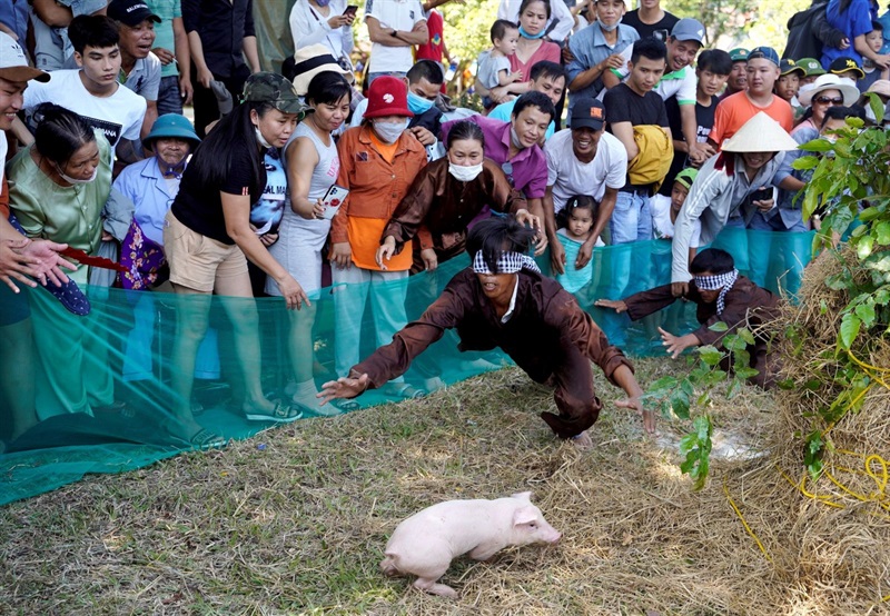 Trò chơi “bịt mắt bắt lợn” tại “Chợ quê ngày hội”.