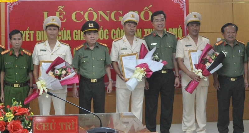 Đại tá Trần Đình Liên trao Quyết định cho các đồng chí được điều động, bổ nhiệm đợt này.