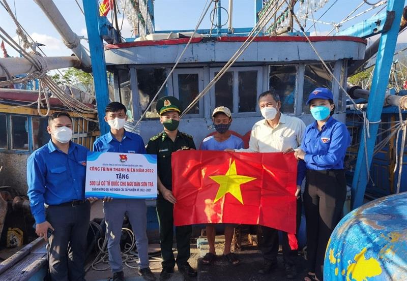 CBCS BĐBP Đà Nẵng phối hợp với các lực lượng chức năng tuyên truyền bà con ngư dân chấp hành tốt việc khai thác hải sản trên biển.