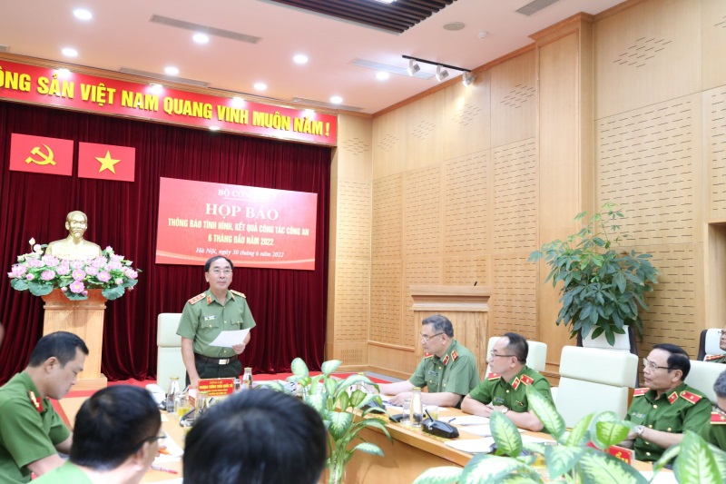 Thiếu tướng Nguyễn Văn Thành trả lời tại họp báo.