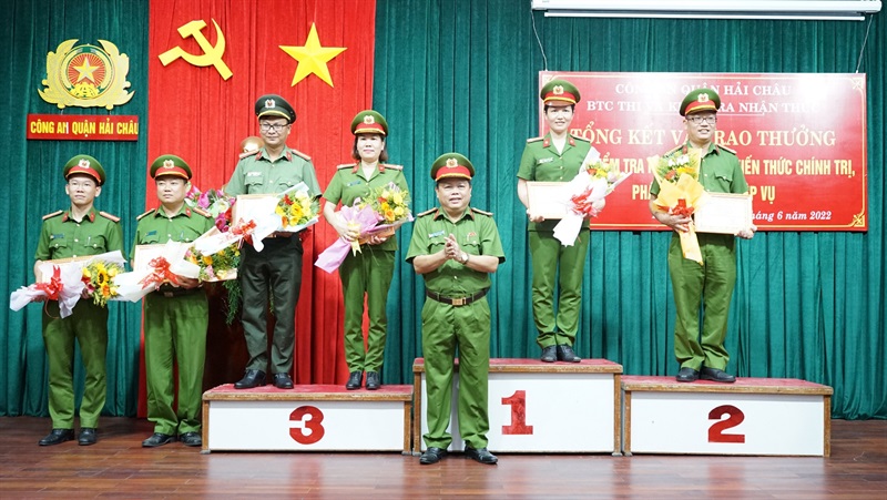 CAQ Hải Châu trao giải thưởng cho các thí sinh có thành tích cao.