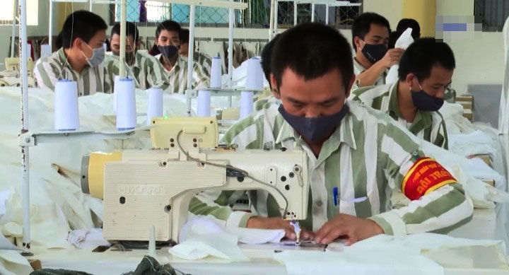 Những “thợ may” tại Trại giam Nghĩa An đang hoàn tất đơn hàng may mặc xuất khẩu.
