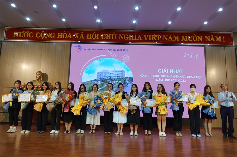 PGS.TS Trần Hữu Phúc- Hiệu trưởng Trường Đại học Ngoại ngữ, ĐH Đà Nẵng trao giải nhất cho các SV có đề tài NCKH xuất sắc.
