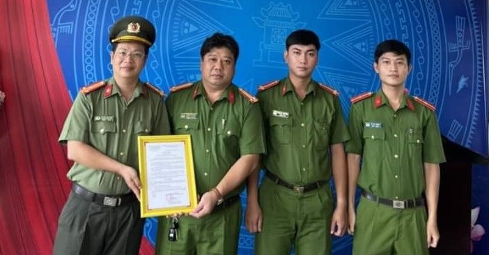 Thượng tá Nguyễn Văn Thanh trao khen thưởng cho CAP Thanh Khê Tây.