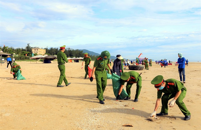 Tuổi trẻ Công an Hà Tĩnh tham gia làm sạch biển.