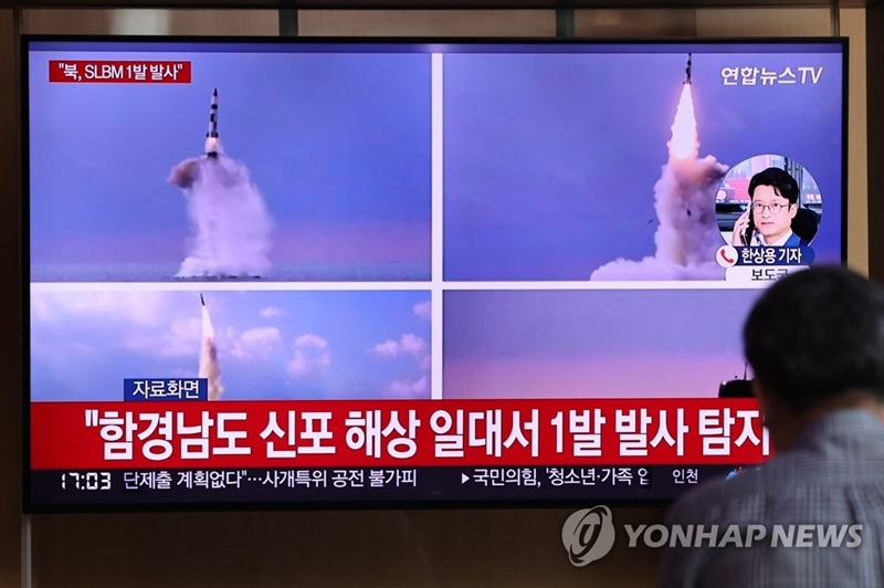 Một bản tin về vụ phóng tên lửa đạn đạo tầm ngắn của Triều Tiên được chiếu trên màn hình ti-vi tại ga Seoul hôm 7-5.