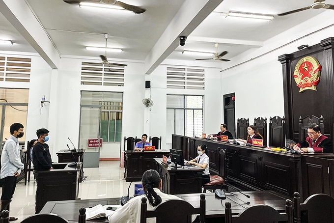 2 bị cáo tại phiên xét xử phúc thẩm.
