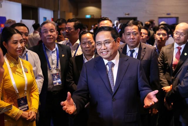 Thủ tướng Phạm Minh Chính trao đổi với các đại biểu tham dự diễn đàn.