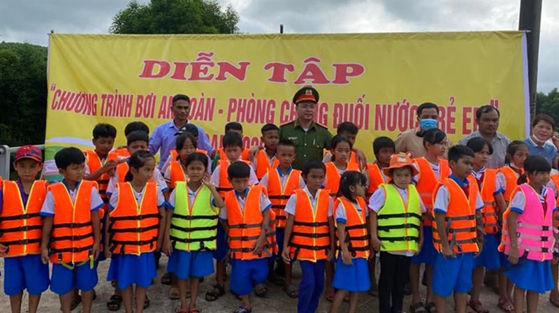 Chương trình diễn tập và hướng dẫn bơi an toàn cho trẻ từ lớp 1 đến lớp 5 tại xã Vĩnh Khê (H.Vĩnh Linh).