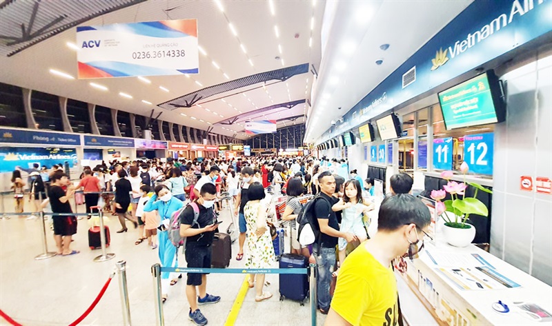 Sân bay quốc tế Đà Nẵng nhộn nhịp khách trở lại hậu COVID-19.