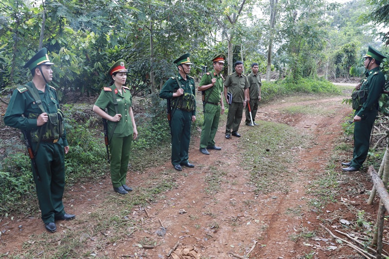 Thiếu tá Đồng Thị Lâm và lực lượng CAX tuần tra, kiểm soát, bảo đảm ANTT mùa thu hoạch nông sản.