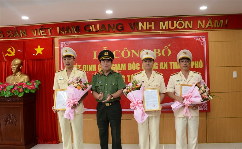 Thượng tá Trần Hoài Phương thay mặt các đồng chí được điều động, bổ nhiệm phát biểu cảm tưởng tại buổi lễ