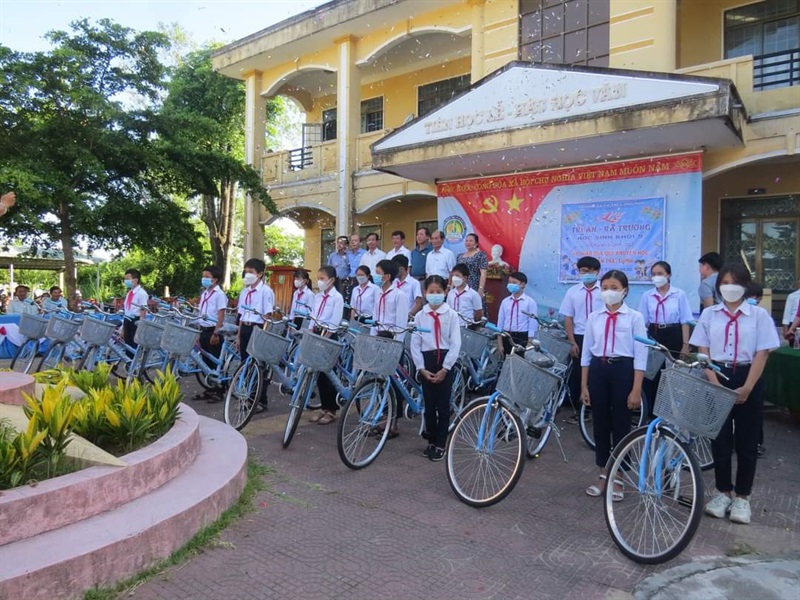 Hội Khuyến học phường Phổ Hòa trao tặng 41 xe đạp cho HS khó khăn trên địa bàn phường do mạnh thường quân tài trợ.