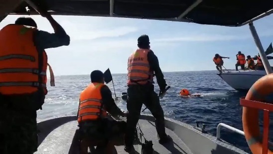 Lực lượng Bộ đội Biên phòng Cửa Đại, TP Hội An, tỉnh Quảng Nam, tổ chức cứu hộ 8 ngư dân tàu cá QNg 91426 TS.