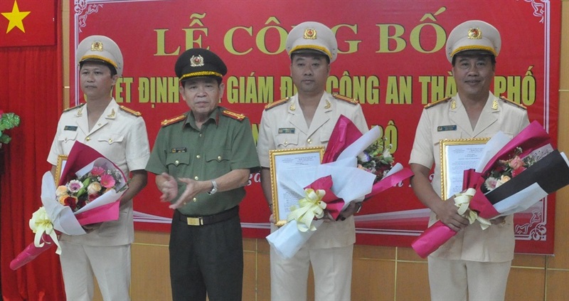 Đại tá Trần Đình Liên trao Quyết định cho 3 tân Phó trưởng phòng.