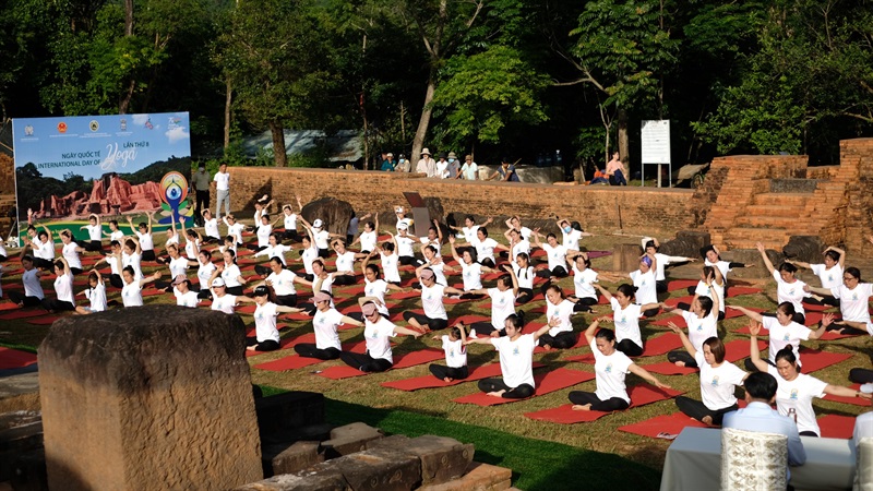 100 thành viên các câu lạc bộ Yoga Quảng Nam trình diễn tại Mỹ Sơn.