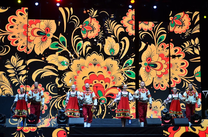 Giao lưu văn hóa với những điệu nhảy sôi động của đoàn Nga.