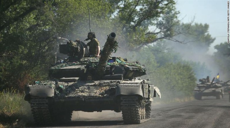 Lực lượng Ukraine di chuyển ở vùng Donbass, miền đông Ukraine hôm 21-6. Ảnh: AFP