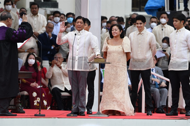 Ông Ferdinand Marcos Jr (trái) bắt tay Tổng thống Philippines sắp mãn nhiệm Duterte tại khuôn viên phủ tổng thống ở Manila trước lễ tuyên thệ. Ảnh: AFP