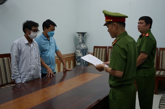 Nguyễn Bá Tín và Châu Ngọc Tấn bị CQĐT khởi tố về hành vi: “Chống người thi hành công vụ”.