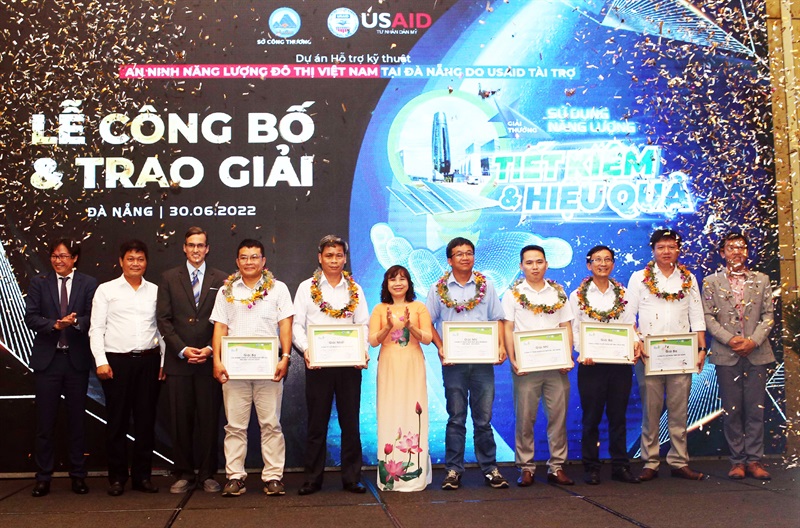 Ban tổ chức trao các giải thưởng cho các doanh nghiệp đoạt giải.