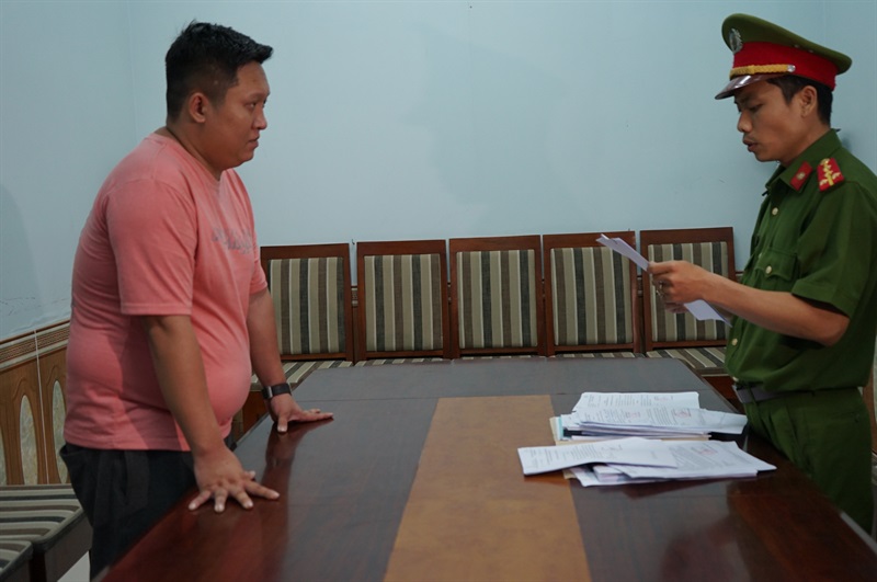Cơ quan CSĐT CAQ Cẩm Lệ công bố lệnh bắt tạm giam Nguyễn Mạnh Khang.